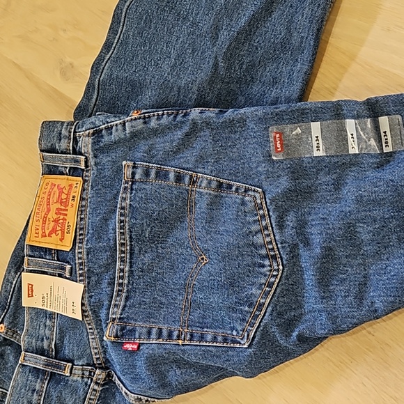 NWT! Men Levi's 505 Regular Cut Jeans - Picture 3 of 3